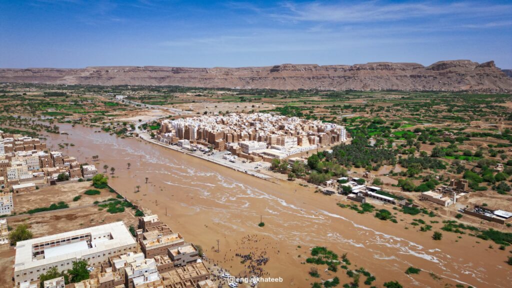مدير عام شبام يتفقد مواقع تدفق السيول بالمديرية ويشارك في توعية المواطنين بالإبتعاد عن مجاري السيول مدير عام شبام يتفقد مواقع تدفق السيول بالمديرية ويشارك في توعية المواطنين بالإبتعاد عن مجاري السيول