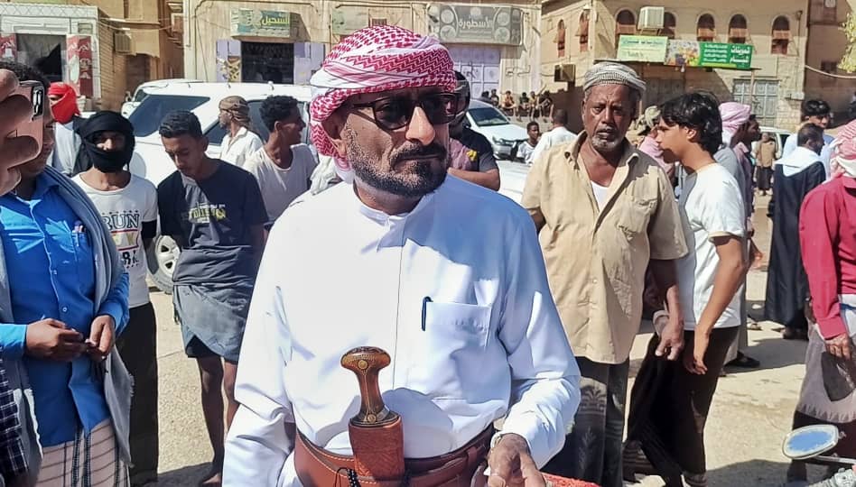مدير عام شبام يتفقد مواقع تدفق السيول بالمديرية ويشارك في توعية المواطنين بالإبتعاد عن مجاري السيول مدير عام شبام يتفقد مواقع تدفق السيول بالمديرية ويشارك في توعية المواطنين بالإبتعاد عن مجاري السيول