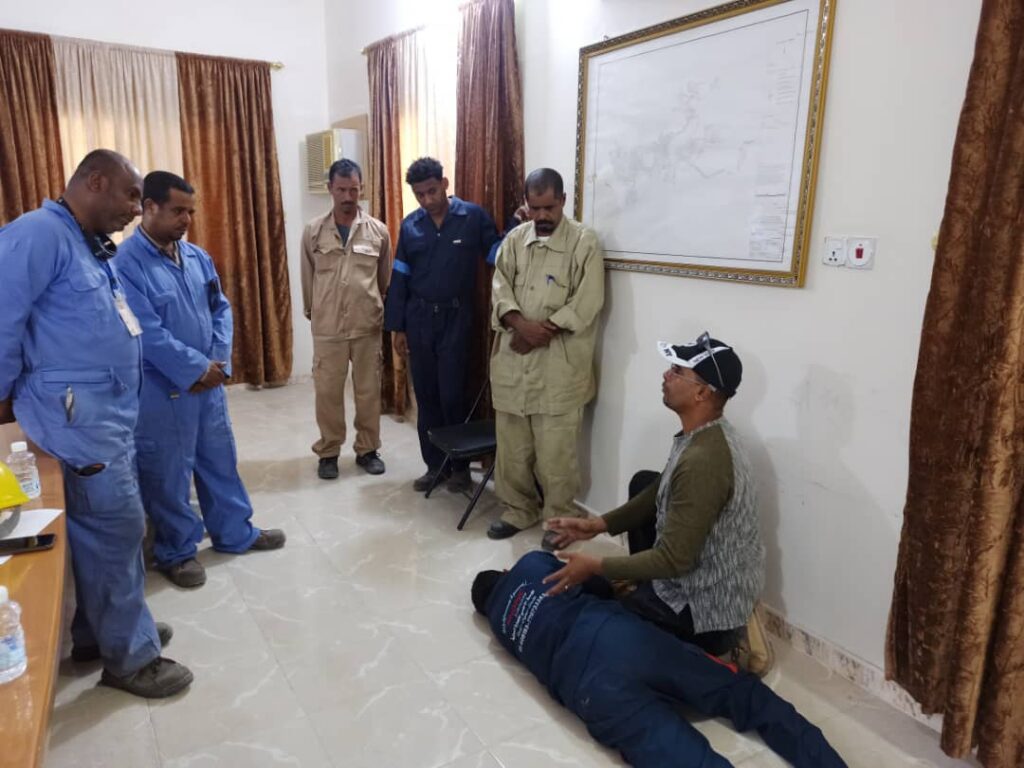 اقامة دورة في مكافحة الحرائق لموظفي وعمال الموسسة المحلية للمياه بوادي حضرموت.. اقامة دورة في مكافحة الحرائق لموظفي وعمال الموسسة المحلية للمياه بوادي حضرموت..