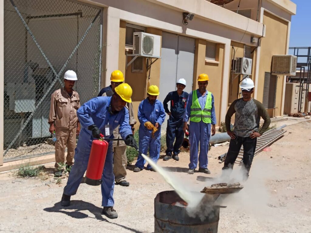اقامة دورة في مكافحة الحرائق لموظفي وعمال الموسسة المحلية للمياه بوادي حضرموت.. اقامة دورة في مكافحة الحرائق لموظفي وعمال الموسسة المحلية للمياه بوادي حضرموت..