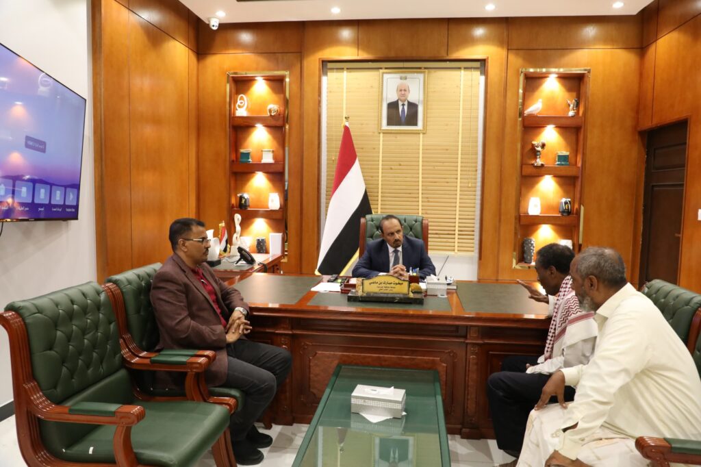 قيادة اتحاد العمال بحضرموت تؤكد أهمية استمرار العملية التعليمية مع المتابعة الجادة لتوفير استحقاقات المعلمين قيادة اتحاد العمال بحضرموت تؤكد أهمية استمرار العملية التعليمية مع المتابعة الجادة لتوفير استحقاقات المعلمين