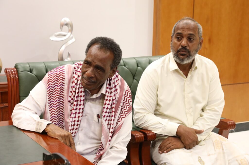 قيادة اتحاد العمال بحضرموت تؤكد أهمية استمرار العملية التعليمية مع المتابعة الجادة لتوفير استحقاقات المعلمين قيادة اتحاد العمال بحضرموت تؤكد أهمية استمرار العملية التعليمية مع المتابعة الجادة لتوفير استحقاقات المعلمين