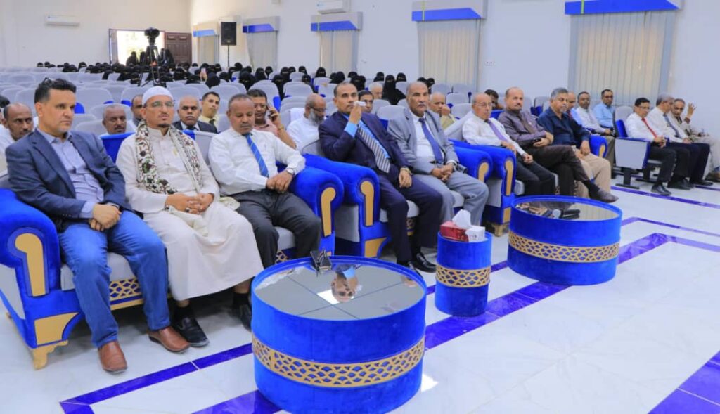 الوكيل العامري يشهد ندوة علمية بكلية التربية ويفتتح معرض يوم المهنة الأول بكلية العلوم الإدارية بجامعة سيئون الوكيل العامري يشهد ندوة علمية بكلية التربية ويفتتح معرض يوم المهنة الأول بكلية العلوم الإدارية بجامعة سيئون