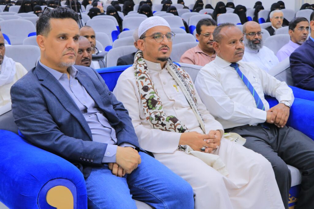 الوكيل العامري يشهد ندوة علمية بكلية التربية ويفتتح معرض يوم المهنة الأول بكلية العلوم الإدارية بجامعة سيئون الوكيل العامري يشهد ندوة علمية بكلية التربية ويفتتح معرض يوم المهنة الأول بكلية العلوم الإدارية بجامعة سيئون