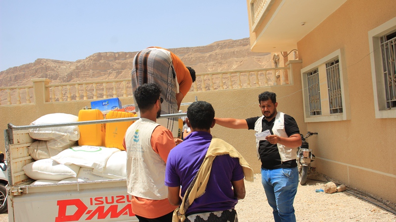 بتمويل من: مؤسسة حضرموت تنمية بشرية توزيع المنحة الغذائية الاسعافية لطلبة السكنات الجامعية بجامعة سيئون بتمويل من: مؤسسة حضرموت تنمية بشرية توزيع المنحة الغذائية الاسعافية لطلبة السكنات الجامعية بجامعة سيئون