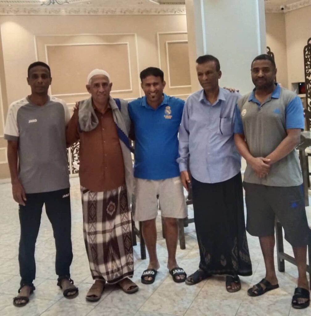 ابن عبدات يزور المنتخب الوطني في معسكره الداخلي بحضرموت ابن عبدات يزور المنتخب الوطني في معسكره الداخلي بحضرموت