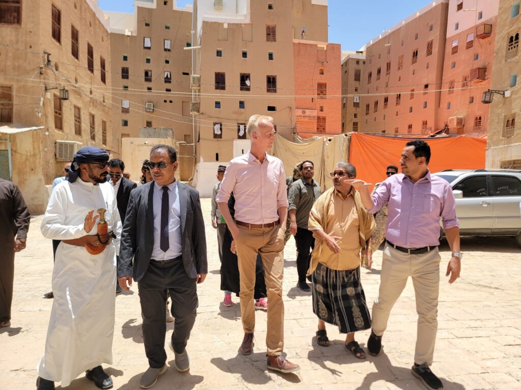 مدير عام شبام يستقبل وكيل المحافظة ووفد الأمم المتحدة UNDP في جولة سياحية لمدينة شبام التاريخية "صور" مدير عام شبام يستقبل وكيل المحافظة ووفد الأمم المتحدة UNDP في جولة سياحية لمدينة شبام التاريخية "صور"