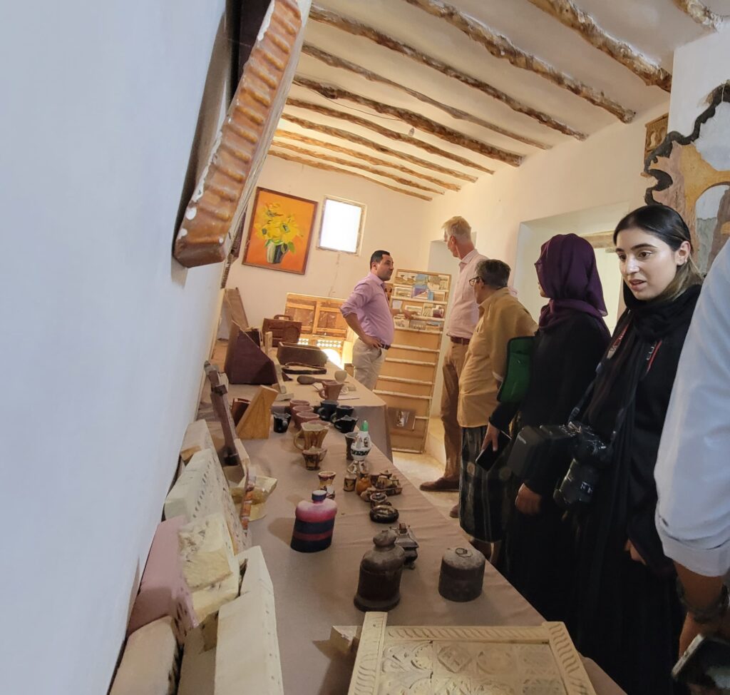 مدير عام شبام يستقبل وكيل المحافظة ووفد الأمم المتحدة UNDP في جولة سياحية لمدينة شبام التاريخية "صور" مدير عام شبام يستقبل وكيل المحافظة ووفد الأمم المتحدة UNDP في جولة سياحية لمدينة شبام التاريخية "صور"