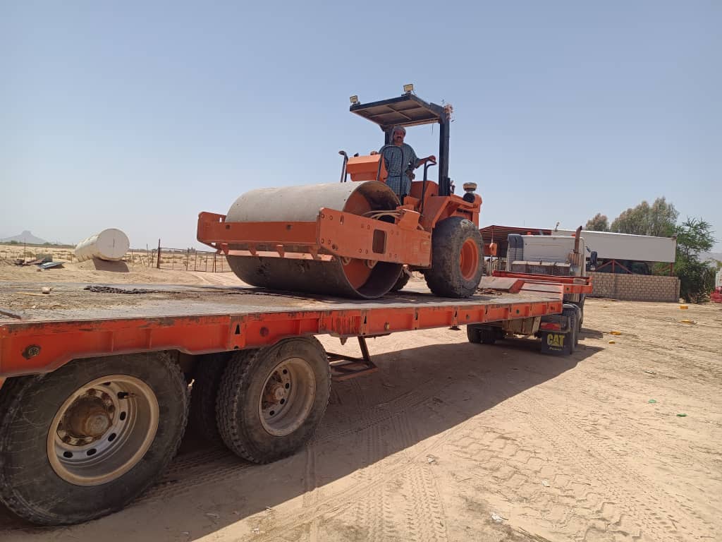 وصول معدات المؤسسة العامة للطرق والجسور بوادي حضرموت والصحراء لصيانة الخط الدولي بمديرية العبر وصول معدات المؤسسة العامة للطرق والجسور بوادي حضرموت والصحراء لصيانة الخط الدولي بمديرية العبر