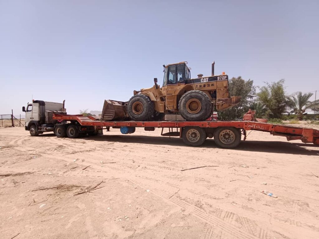 وصول معدات المؤسسة العامة للطرق والجسور بوادي حضرموت والصحراء لصيانة الخط الدولي بمديرية العبر وصول معدات المؤسسة العامة للطرق والجسور بوادي حضرموت والصحراء لصيانة الخط الدولي بمديرية العبر