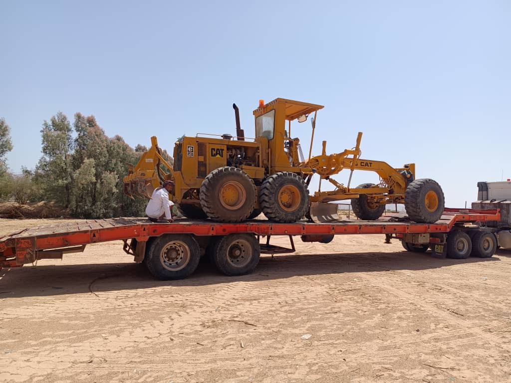 وصول معدات المؤسسة العامة للطرق والجسور بوادي حضرموت والصحراء لصيانة الخط الدولي بمديرية العبر وصول معدات المؤسسة العامة للطرق والجسور بوادي حضرموت والصحراء لصيانة الخط الدولي بمديرية العبر