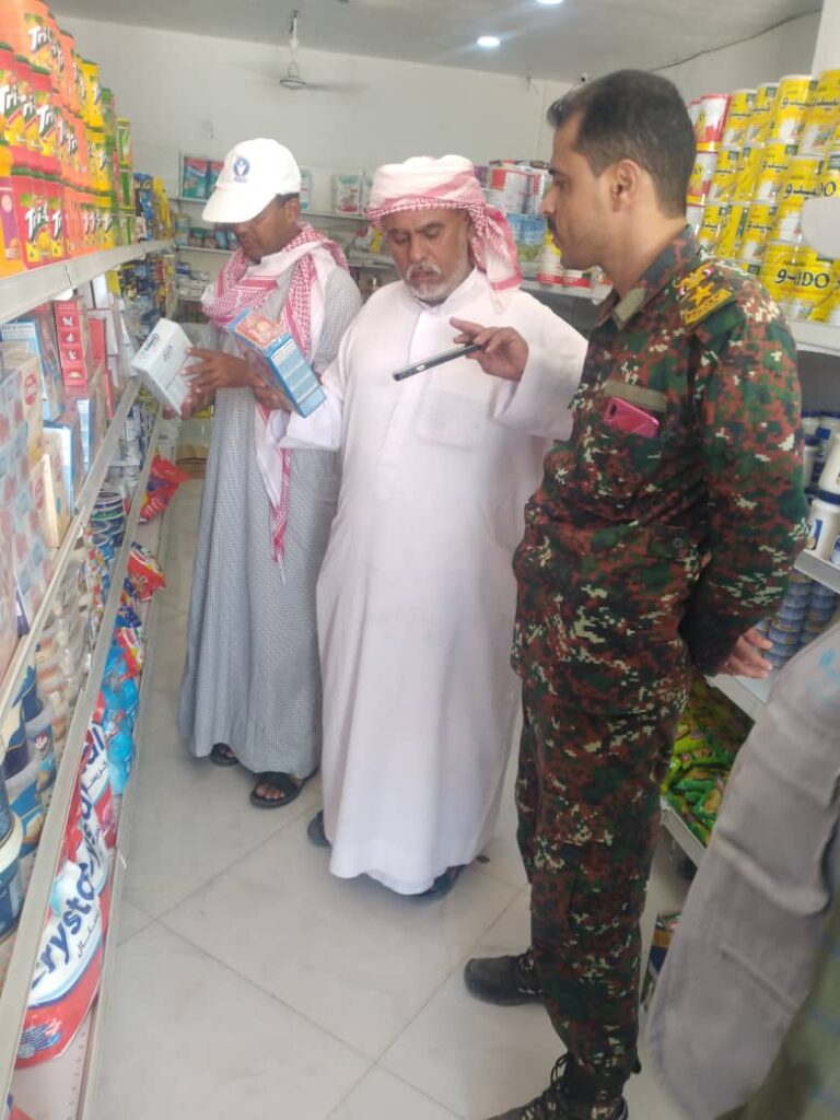 مدير عام مديرية رماه يدشن حملة على المحلات التجارية للتفتيش عن المواد المنتهية الصلاحية مدير عام مديرية رماه يدشن حملة على المحلات التجارية للتفتيش عن المواد المنتهية الصلاحية