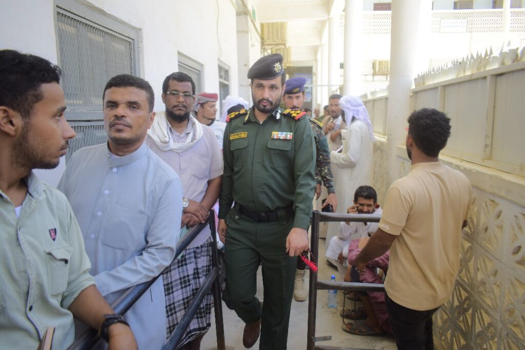 مدير أمن حضرموت الوادي والصحراء يطلع من المواطنين على سير معاملاتهم في استخراج جوازات السفر مدير أمن حضرموت الوادي والصحراء يطلع من المواطنين على سير معاملاتهم في استخراج جوازات السفر