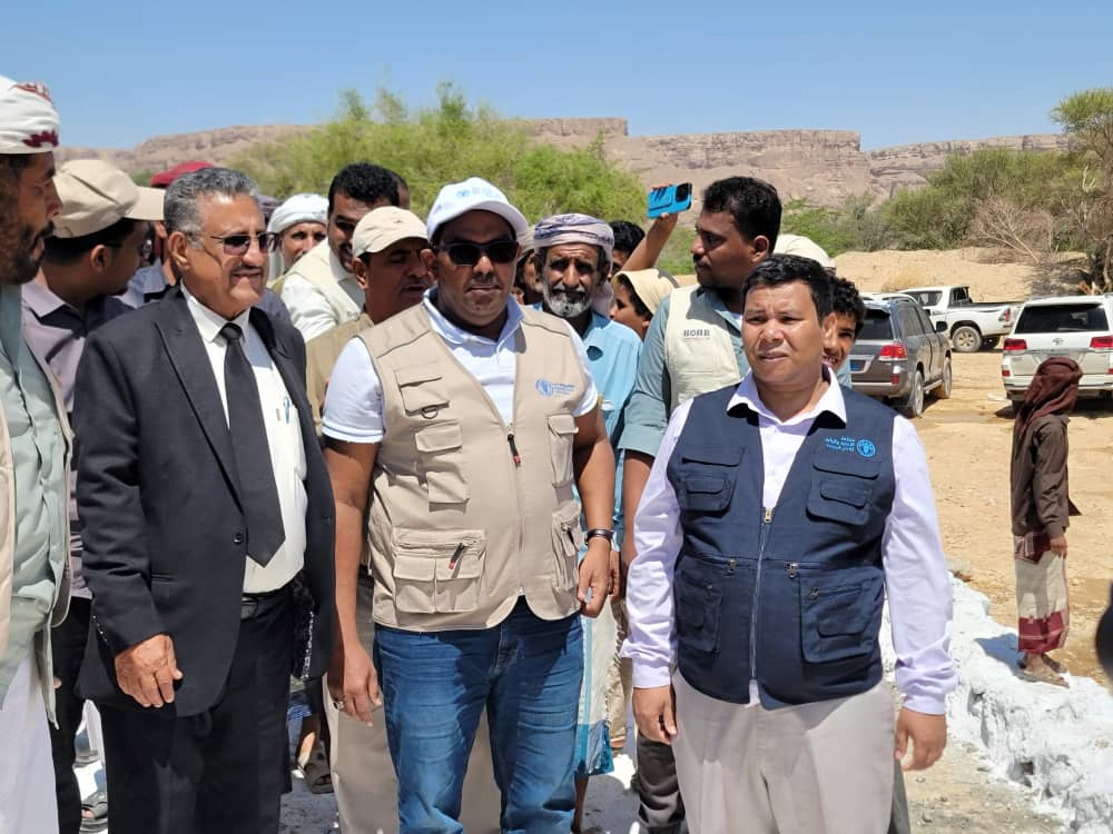 وكيل وزارة الزراعة والري يزور برفقة ممثل منظمة الأغذية والزراعة (الفاو) تدخلات المنظمة بالمجال الزراعي بمديريتي شبام والقطن . وكيل وزارة الزراعة والري يزور برفقة ممثل منظمة الأغذية والزراعة (الفاو) تدخلات المنظمة بالمجال الزراعي بمديريتي شبام والقطن .