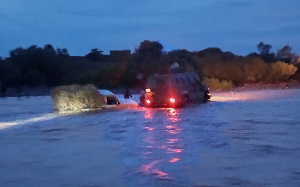 لحج.. السيول تغرق سيارة شاص في وداي تمنان بمديرية المضاربة. لحج.. السيول تغرق سيارة شاص في وداي تمنان بمديرية المضاربة.