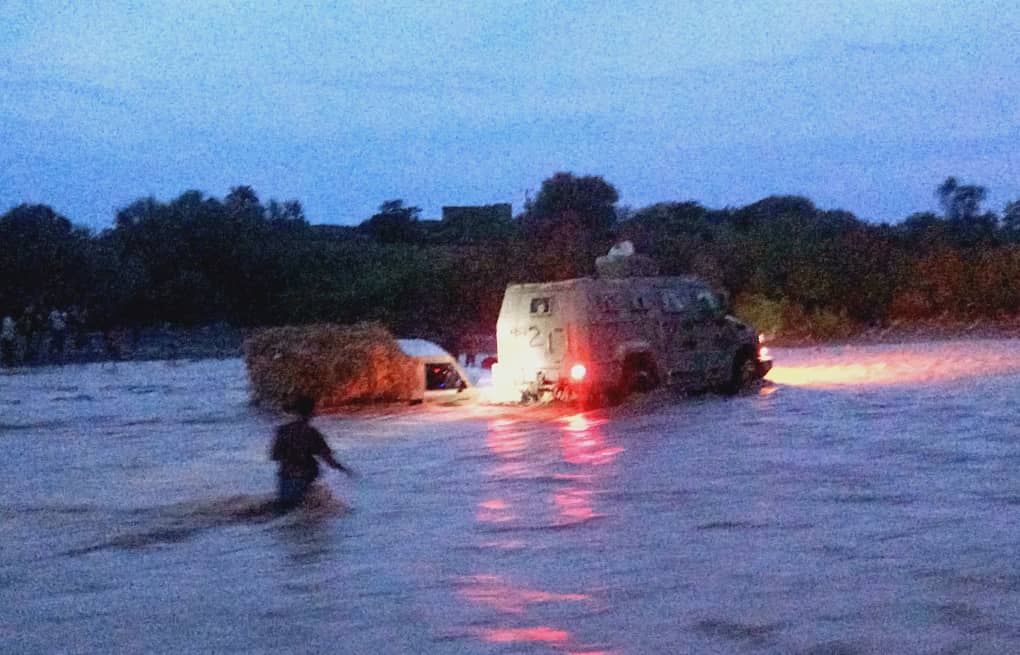 لحج.. السيول تغرق سيارة شاص في وداي تمنان بمديرية المضاربة. لحج.. السيول تغرق سيارة شاص في وداي تمنان بمديرية المضاربة.