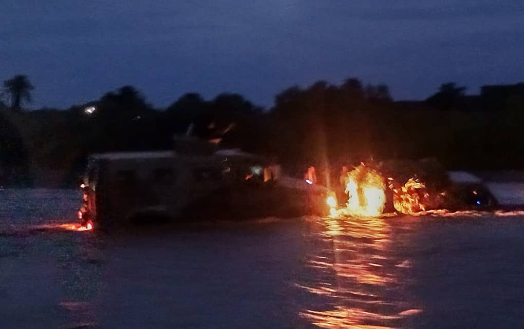 لحج.. السيول تغرق سيارة شاص في وداي تمنان بمديرية المضاربة. لحج.. السيول تغرق سيارة شاص في وداي تمنان بمديرية المضاربة.