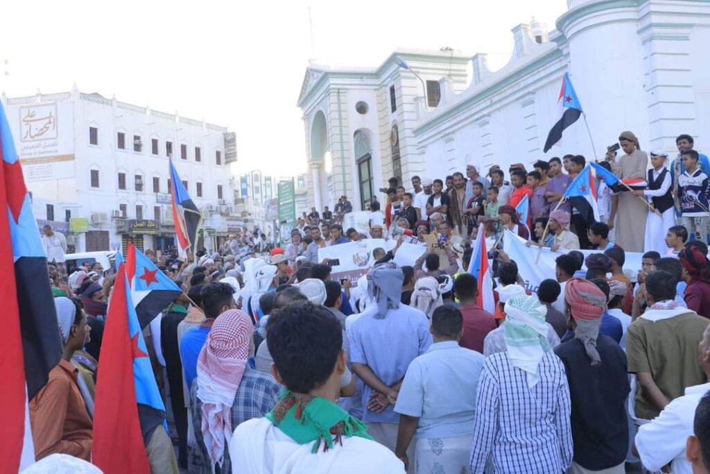 "شباب الغضب " ينظم مسيرة سلمية تنادي بحقوق المواطن والمعلم "شاهد الصور" "شباب الغضب " ينظم مسيرة سلمية تنادي بحقوق المواطن والمعلم "شاهد الصور"