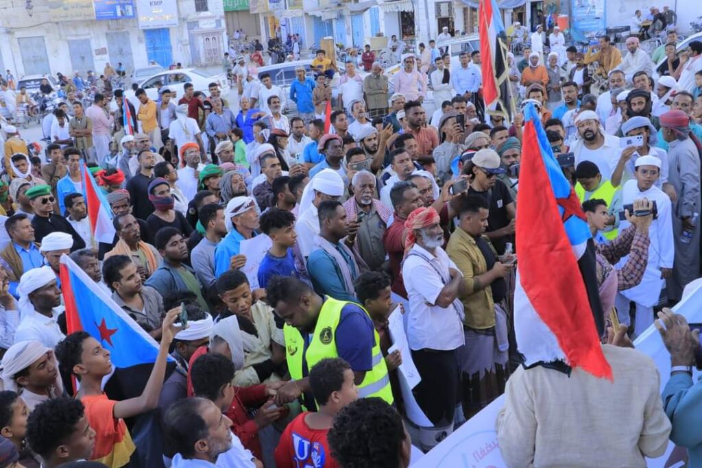 "شباب الغضب " ينظم مسيرة سلمية تنادي بحقوق المواطن والمعلم "شاهد الصور" "شباب الغضب " ينظم مسيرة سلمية تنادي بحقوق المواطن والمعلم "شاهد الصور"