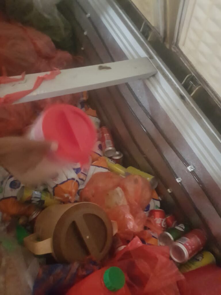 الإصحاح البيئي بمديرية الشحر يواصل حملة ضبط المطاعم والبوفيهات المخالفة للإشتراطات الصحية ويغلق أثنين مطاعم . الإصحاح البيئي بمديرية الشحر يواصل حملة ضبط المطاعم والبوفيهات المخالفة للإشتراطات الصحية ويغلق أثنين مطاعم .