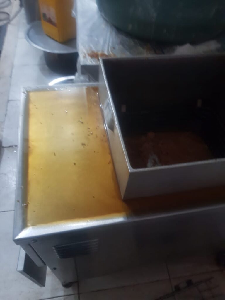 الإصحاح البيئي بمديرية الشحر يواصل حملة ضبط المطاعم والبوفيهات المخالفة للإشتراطات الصحية ويغلق أثنين مطاعم . الإصحاح البيئي بمديرية الشحر يواصل حملة ضبط المطاعم والبوفيهات المخالفة للإشتراطات الصحية ويغلق أثنين مطاعم .