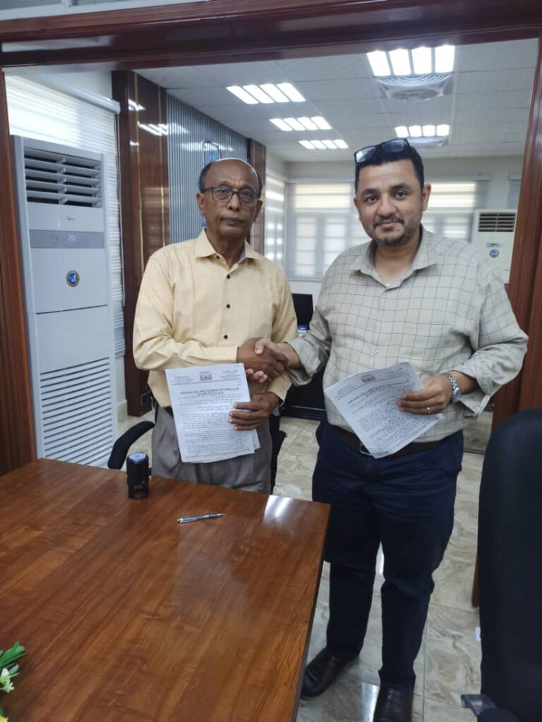 توقيع عقد أعمال إنشائية في ميناء المكلا بين مؤسسة موانئ البحر العربي وشركة ماك توقيع عقد أعمال إنشائية في ميناء المكلا بين مؤسسة موانئ البحر العربي وشركة ماك