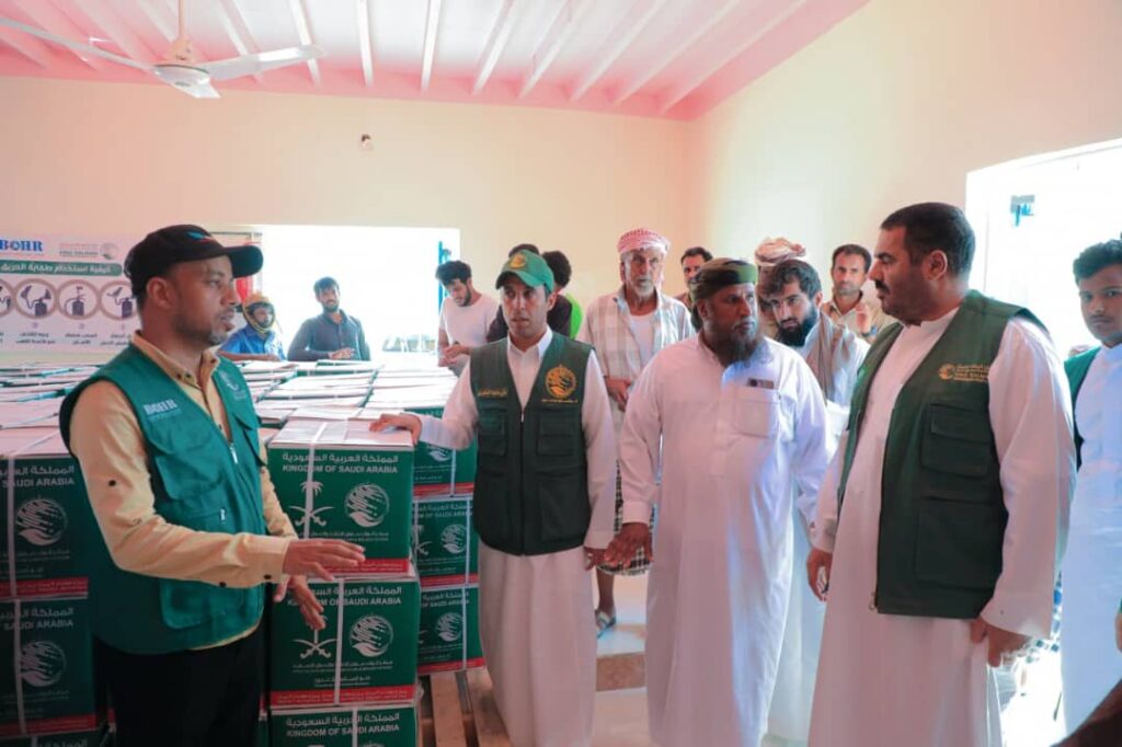 فريق من مركز الملك سلمان للإغاثة يطلع على توزيع المساعدات الغذائية بمديرية حصوين فريق من مركز الملك سلمان للإغاثة يطلع على توزيع المساعدات الغذائية بمديرية حصوين