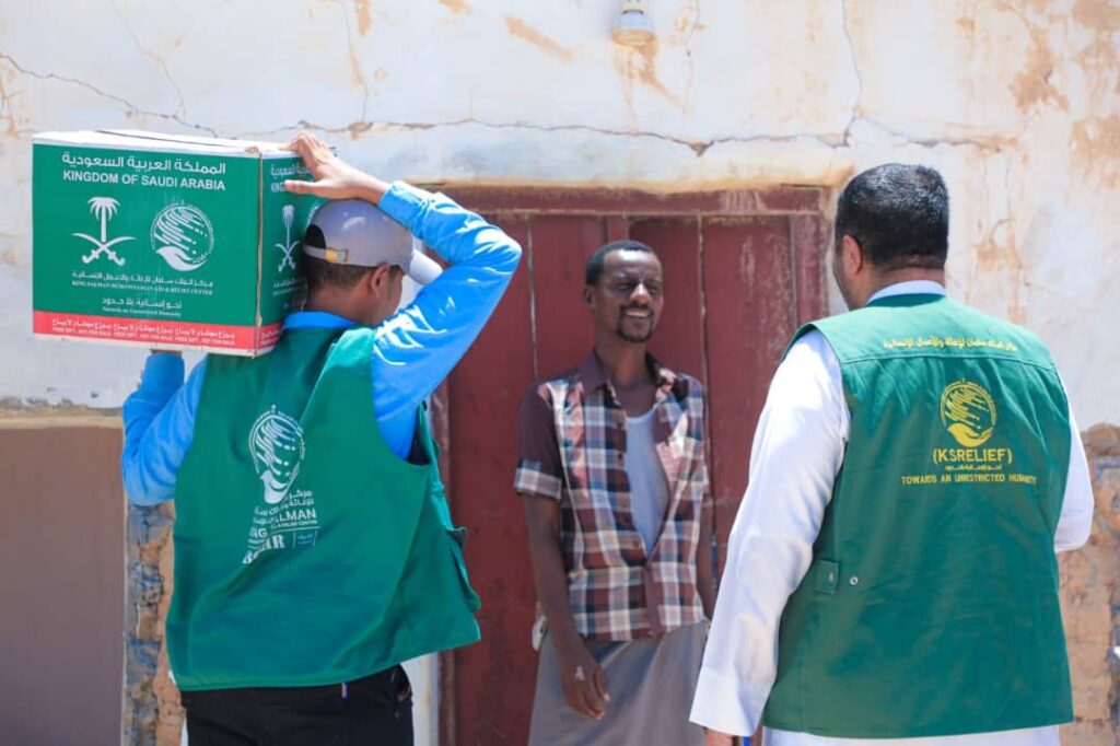 فريق من مركز الملك سلمان للإغاثة يطلع على توزيع المساعدات الغذائية بمديرية حصوين فريق من مركز الملك سلمان للإغاثة يطلع على توزيع المساعدات الغذائية بمديرية حصوين