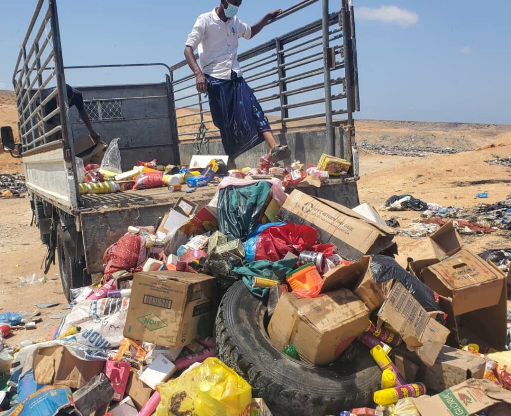 مكتب الأشغال العامة بالشحر يتلف كميات من المواد الغذائية والاستهلاكية مكتب الأشغال العامة بالشحر يتلف كميات من المواد الغذائية والاستهلاكية