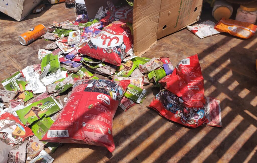 مكتب الأشغال العامة بالشحر يتلف كميات من المواد الغذائية والاستهلاكية مكتب الأشغال العامة بالشحر يتلف كميات من المواد الغذائية والاستهلاكية