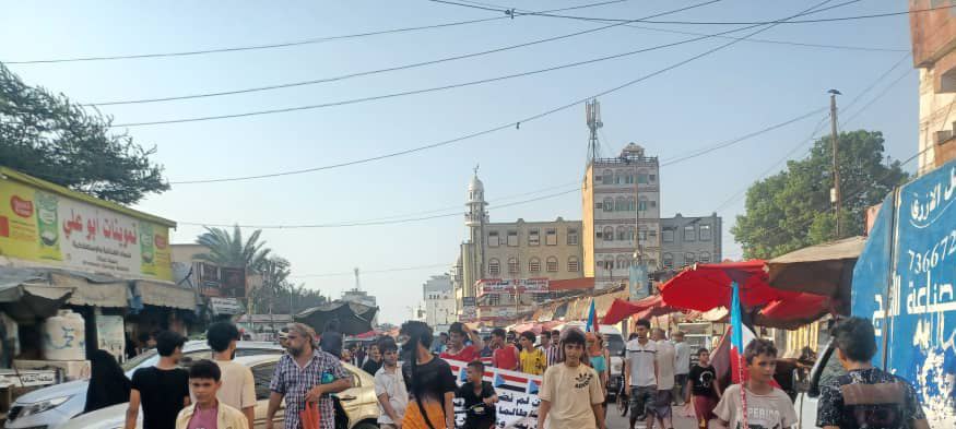 الحراك الثوري الجنوبي في مديرية خورمكسر بعدن ينظم تظاهرة حاشدة تنديداً بتدهور الخدمات وتضامنا مع الفلسطينيين في غزة الحراك الثوري الجنوبي في مديرية خورمكسر بعدن ينظم تظاهرة حاشدة تنديداً بتدهور الخدمات وتضامنا مع الفلسطينيين في غزة