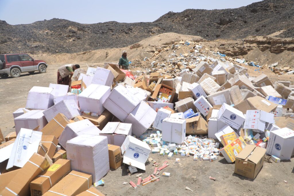 الهيئة العليا للأدوية بمحافظة مأرب تتلف 4 طن من الأدوية المهربة والتالفة والمنتهية الصلاحية الهيئة العليا للأدوية بمحافظة مأرب تتلف 4 طن من الأدوية المهربة والتالفة والمنتهية الصلاحية