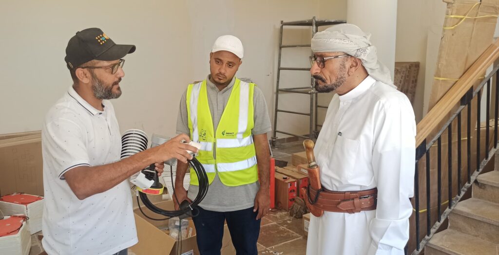 مدير عام شبام يطلع على تجهيزات تركيب غرفة منظومة الإنذار المبكر من كوارث السيول مدير عام شبام يطلع على تجهيزات تركيب غرفة منظومة الإنذار المبكر من كوارث السيول