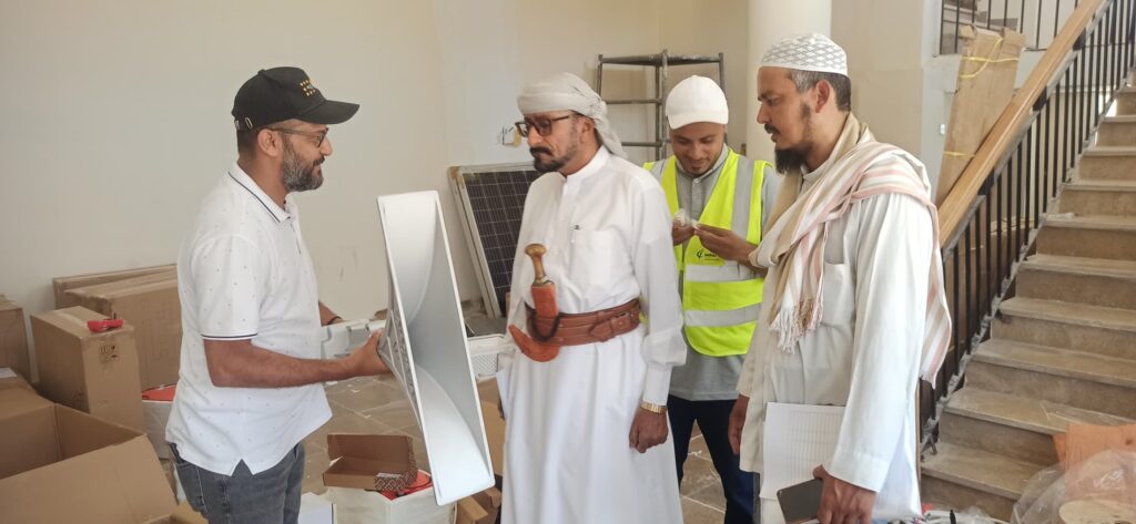 مدير عام شبام يطلع على تجهيزات تركيب غرفة منظومة الإنذار المبكر من كوارث السيول مدير عام شبام يطلع على تجهيزات تركيب غرفة منظومة الإنذار المبكر من كوارث السيول