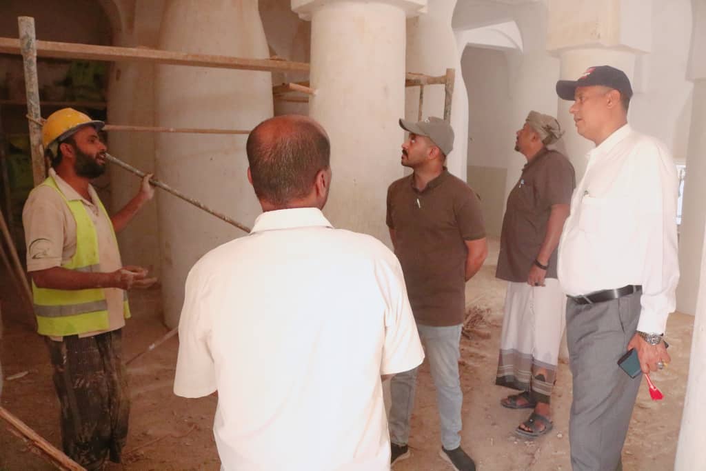 مدير عام سيئون يطلع على سير الأعمال الجارية بمشروع ترميم وصيانة قصر السلطان الكثيري بمدينة سيئون. مدير عام سيئون يطلع على سير الأعمال الجارية بمشروع ترميم وصيانة قصر السلطان الكثيري بمدينة سيئون.