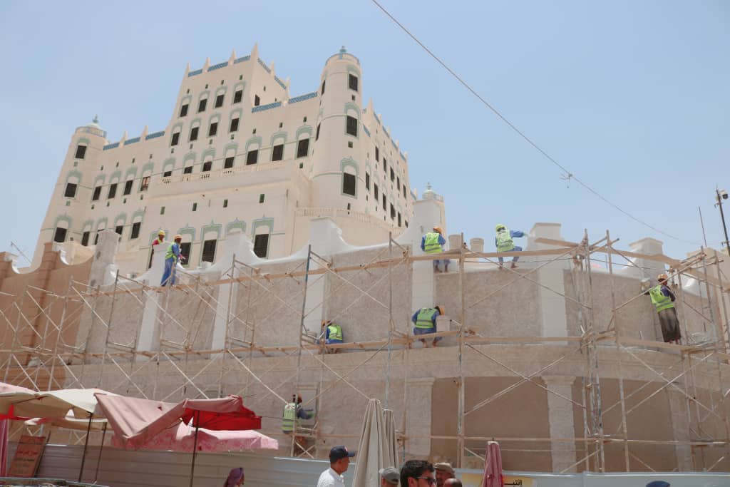مدير عام سيئون يطلع على سير الأعمال الجارية بمشروع ترميم وصيانة قصر السلطان الكثيري بمدينة سيئون. مدير عام سيئون يطلع على سير الأعمال الجارية بمشروع ترميم وصيانة قصر السلطان الكثيري بمدينة سيئون.