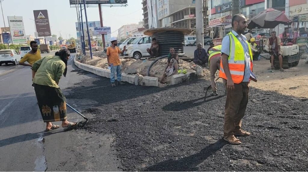 "العبادي" يتفقد الأعمال النهائية بمشروع تحسين الحركة المرورية بدوار كالتكس في منصورة عدن "العبادي" يتفقد الأعمال النهائية بمشروع تحسين الحركة المرورية بدوار كالتكس في منصورة عدن