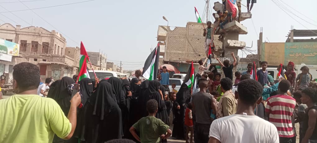 الحراك الثوري الجنوبي في عاصمة محافظة لحج الحوطة ينظم تظاهرة حاشدة تنديدًا بتدهور الخدمات وتضامنًا مع الفلسطينيين في غزة "شاهد الصور" الحراك الثوري الجنوبي في عاصمة محافظة لحج الحوطة ينظم تظاهرة حاشدة تنديدًا بتدهور الخدمات وتضامنًا مع الفلسطينيين في غزة "شاهد الصور"