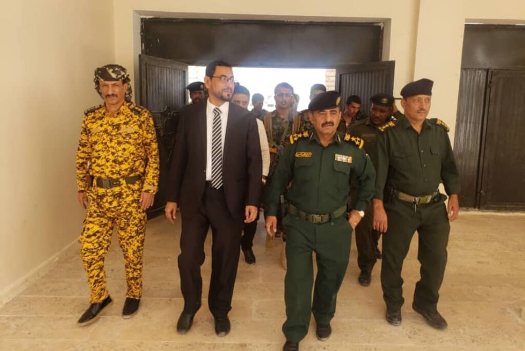 الوكيل لمروق، والعميد النسي" يفتتحان الإدارة العامة لشرطة محافظة شبوة، بعد إعادة تأهيلها وتأثيثها بدعم الأشقاء في دولة الإمارات العربية المتحدة . الوكيل لمروق، والعميد النسي" يفتتحان الإدارة العامة لشرطة محافظة شبوة، بعد إعادة تأهيلها وتأثيثها بدعم الأشقاء في دولة الإمارات العربية المتحدة .