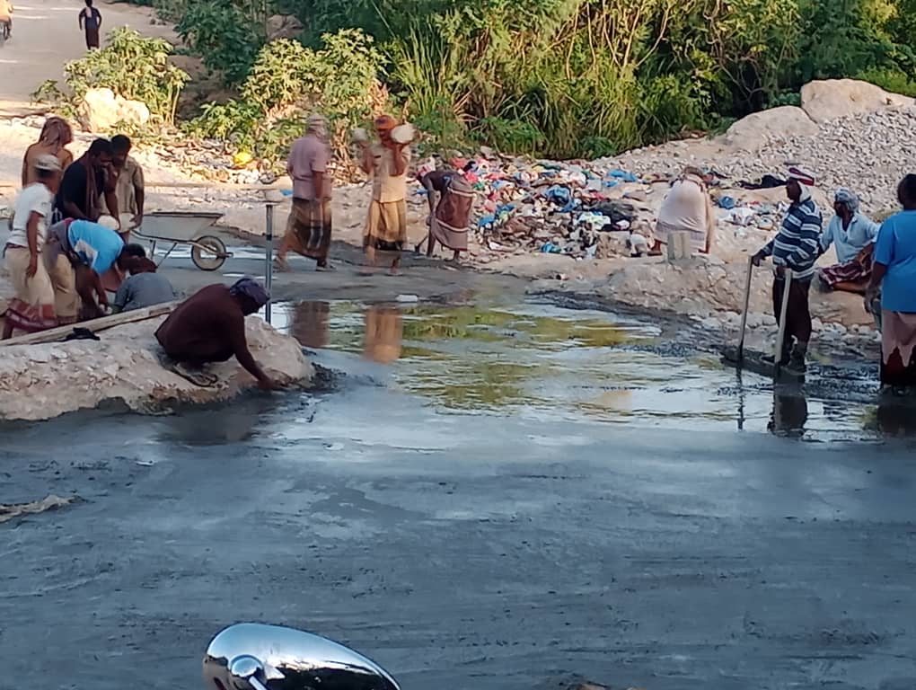 مؤسسة المعالي الخيرية التنموية بمديرية غيل بن يمين تنفذ مشروع رشن وصب طريق الوادي الرابط بين منطقة السيلة ومناطق مدينة غيل بن يمين الأخرى مؤسسة المعالي الخيرية التنموية بمديرية غيل بن يمين تنفذ مشروع رشن وصب طريق الوادي الرابط بين منطقة السيلة ومناطق مدينة غيل بن يمين الأخرى