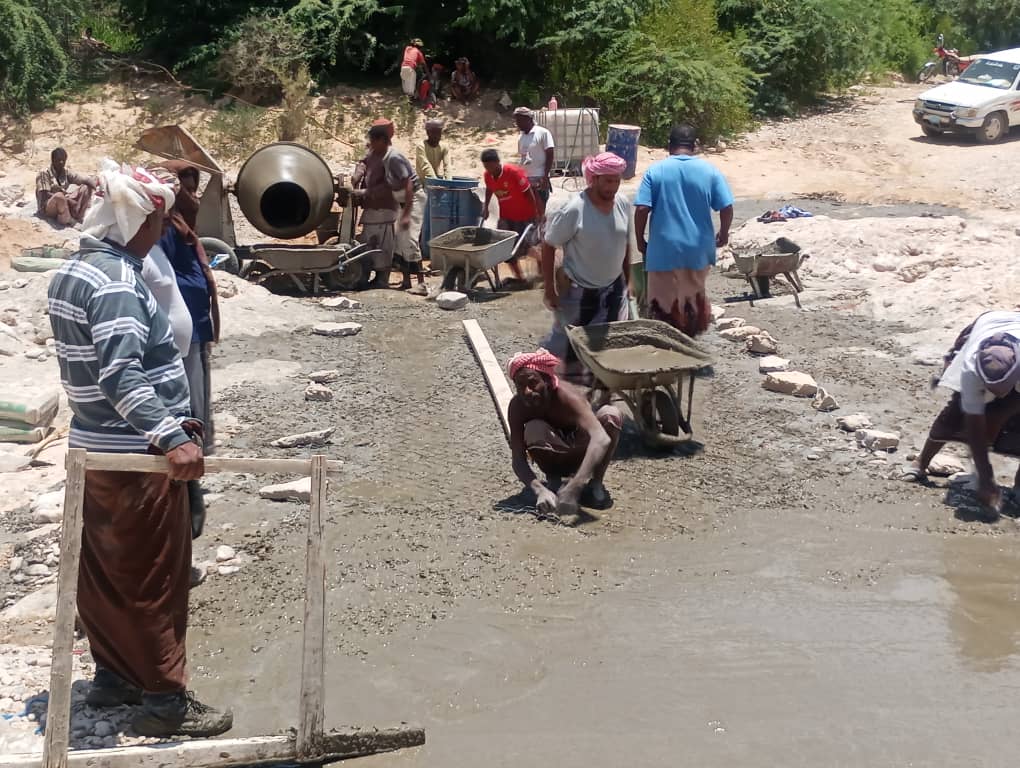 مؤسسة المعالي الخيرية التنموية بمديرية غيل بن يمين تنفذ مشروع رشن وصب طريق الوادي الرابط بين منطقة السيلة ومناطق مدينة غيل بن يمين الأخرى مؤسسة المعالي الخيرية التنموية بمديرية غيل بن يمين تنفذ مشروع رشن وصب طريق الوادي الرابط بين منطقة السيلة ومناطق مدينة غيل بن يمين الأخرى