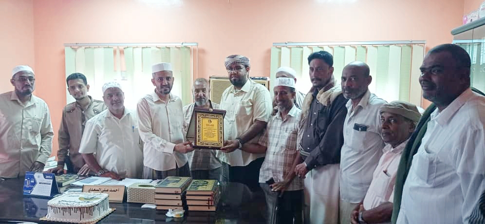 تكريم مدير عام مكتب وزارة الأوقاف والإرشاد من قبل موظفي الادارة العامة تكريم مدير عام مكتب وزارة الأوقاف والإرشاد من قبل موظفي الادارة العامة