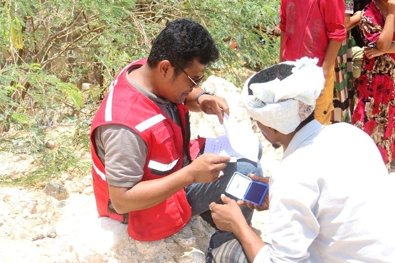 بدعم من الاتحاد الدولي لجمعيات الصليب الأحمر والهلال الأحمر وبرعاية محافظ محافظة حضرموت .. فرع الهلال الاحمر بحضرموت يوزّع مواد إغاثية إيوائية للمتضررين من النازحين جراء المنخفض الجوي في المكلا بدعم من الاتحاد الدولي لجمعيات الصليب الأحمر والهلال الأحمر وبرعاية محافظ محافظة حضرموت .. فرع الهلال الاحمر بحضرموت يوزّع مواد إغاثية إيوائية للمتضررين من النازحين جراء المنخفض الجوي في المكلا