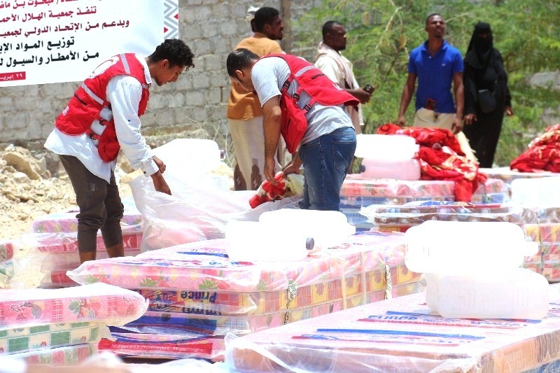 بدعم من الاتحاد الدولي لجمعيات الصليب الأحمر والهلال الأحمر وبرعاية محافظ محافظة حضرموت .. فرع الهلال الاحمر بحضرموت يوزّع مواد إغاثية إيوائية للمتضررين من النازحين جراء المنخفض الجوي في المكلا بدعم من الاتحاد الدولي لجمعيات الصليب الأحمر والهلال الأحمر وبرعاية محافظ محافظة حضرموت .. فرع الهلال الاحمر بحضرموت يوزّع مواد إغاثية إيوائية للمتضررين من النازحين جراء المنخفض الجوي في المكلا