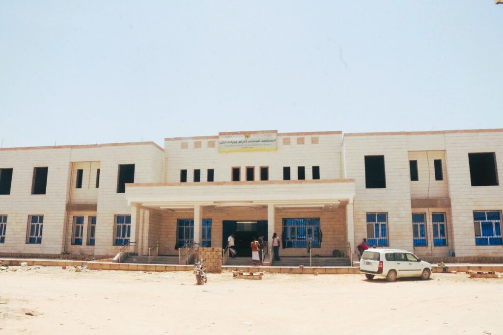 الوكيل العامري يطلع على سير العمل في التشطيبات النهائية للمرحلة الثالثة للمستشفى التخصصي لأمراض وجراحة القلب بسيئون الوكيل العامري يطلع على سير العمل في التشطيبات النهائية للمرحلة الثالثة للمستشفى التخصصي لأمراض وجراحة القلب بسيئون