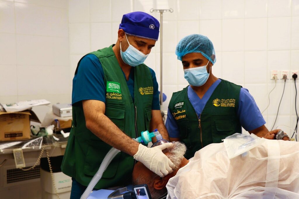 فيما نفذه مركز الملك سلمان للإغاثة والاعمال الإنسانية .. اختتام المشروع الطبي التطوعي المجاني لجراحة المخ والأعصاب والعمود الفقري بهيئة مستشفى سيئون فيما نفذه مركز الملك سلمان للإغاثة والاعمال الإنسانية .. اختتام المشروع الطبي التطوعي المجاني لجراحة المخ والأعصاب والعمود الفقري بهيئة مستشفى سيئون