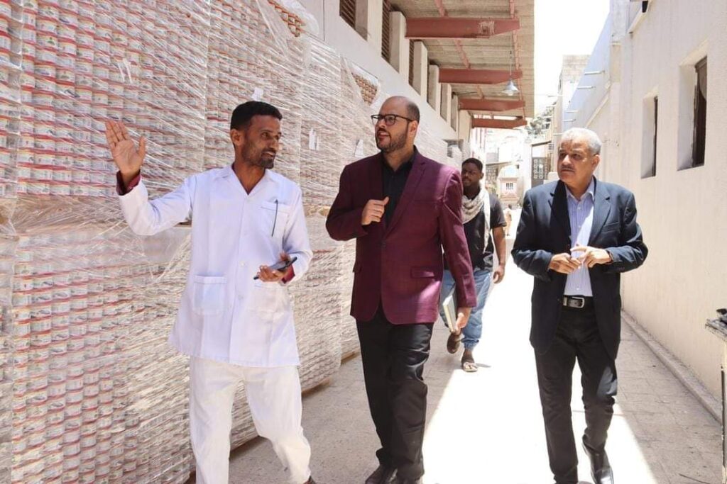 انتقالي حضرموت يتفقد مصنع تعليب الأسماك ( الغويزي) بالمكلا انتقالي حضرموت يتفقد مصنع تعليب الأسماك ( الغويزي) بالمكلا