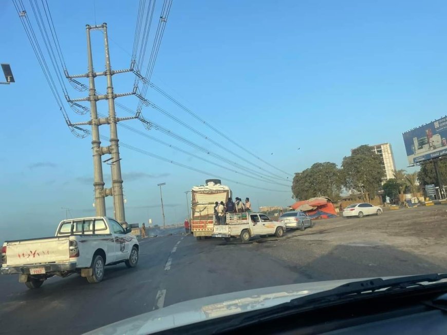 غاضبون في عدن يقطعون الطرقات احتجاجا على انعدام الكهرباء غاضبون في عدن يقطعون الطرقات احتجاجا على انعدام الكهرباء