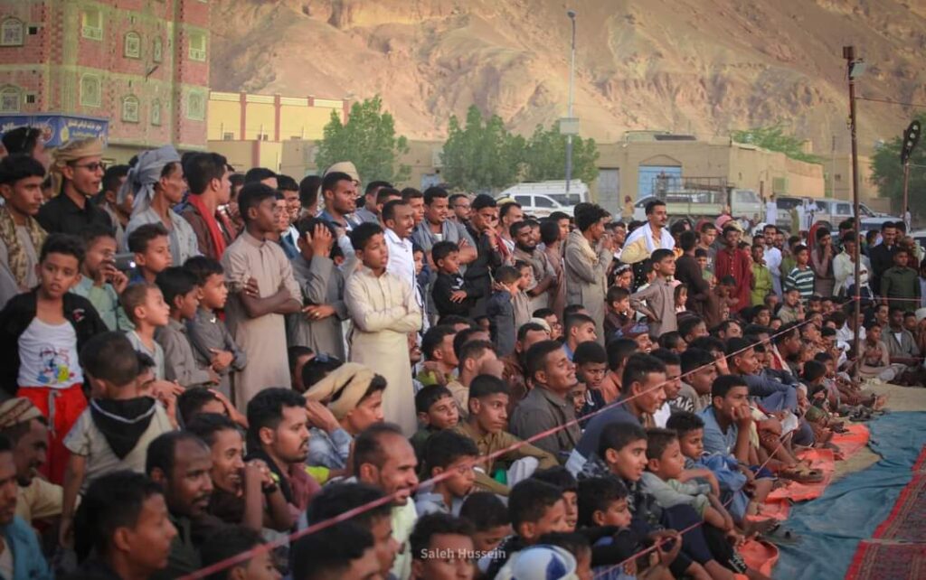 العيد في العقاد .. مظاهر للفرح والبهجة تتواصل في الحفل المسائي بمشاركة فرقة البندر الكوميدية ، وجوائز كبرى يحظى بها الحاضرون . العيد في العقاد .. مظاهر للفرح والبهجة تتواصل في الحفل المسائي بمشاركة فرقة البندر الكوميدية ، وجوائز كبرى يحظى بها الحاضرون .
