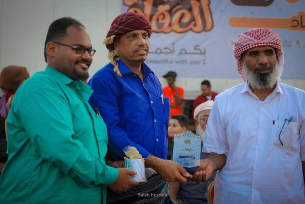 العيد في العقاد .. مظاهر للفرح والبهجة تتواصل في الحفل المسائي بمشاركة فرقة البندر الكوميدية ، وجوائز كبرى يحظى بها الحاضرون . العيد في العقاد .. مظاهر للفرح والبهجة تتواصل في الحفل المسائي بمشاركة فرقة البندر الكوميدية ، وجوائز كبرى يحظى بها الحاضرون .